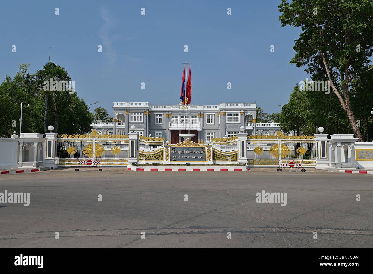 Ingresso principale del Palais Presidentiel, residenza ufficiale del Presidente del Laos all'incrocio tra Lane Xang Avenue e Settathirath Road, Vientiane Foto Stock