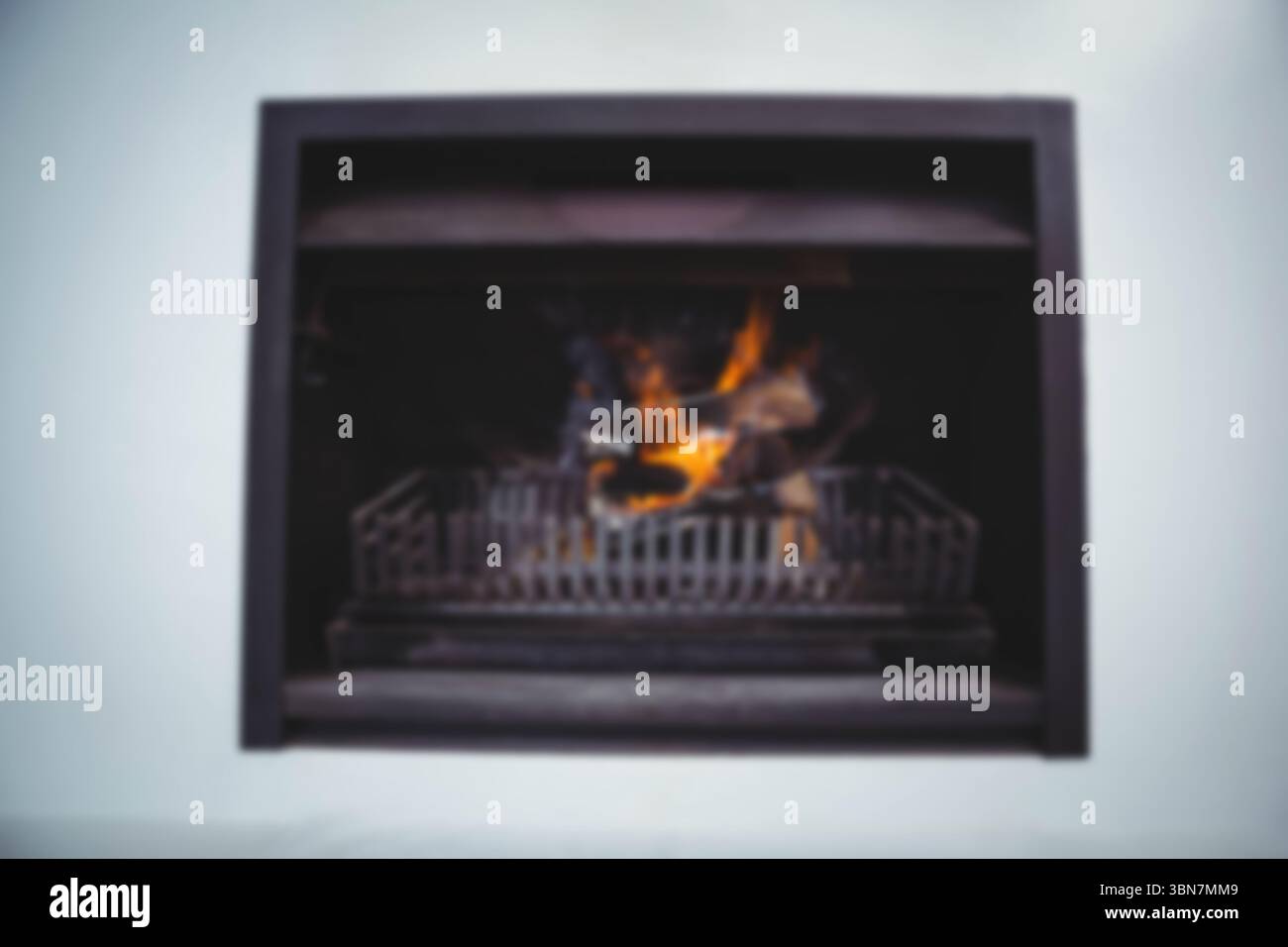 Primo piano di un caminetto montato su una parete bianca Foto Stock