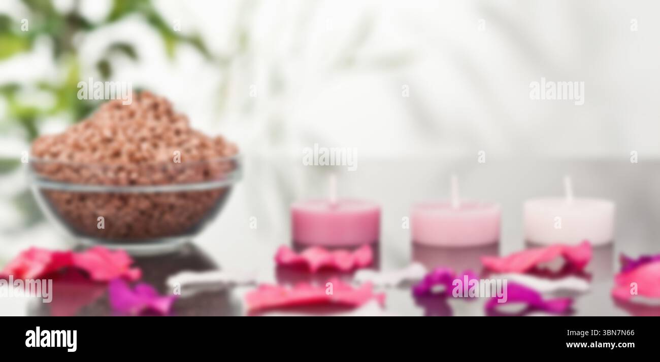 Candele con petali di fiori sul tavolo Foto Stock