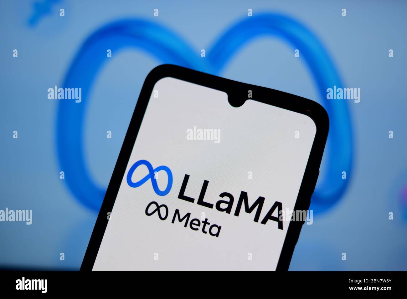 Il logo Llama Meta ai viene visualizzato sullo schermo di un telefono cellulare con il logo Meta sullo sfondo per una foto illustrativa. Foto Stock