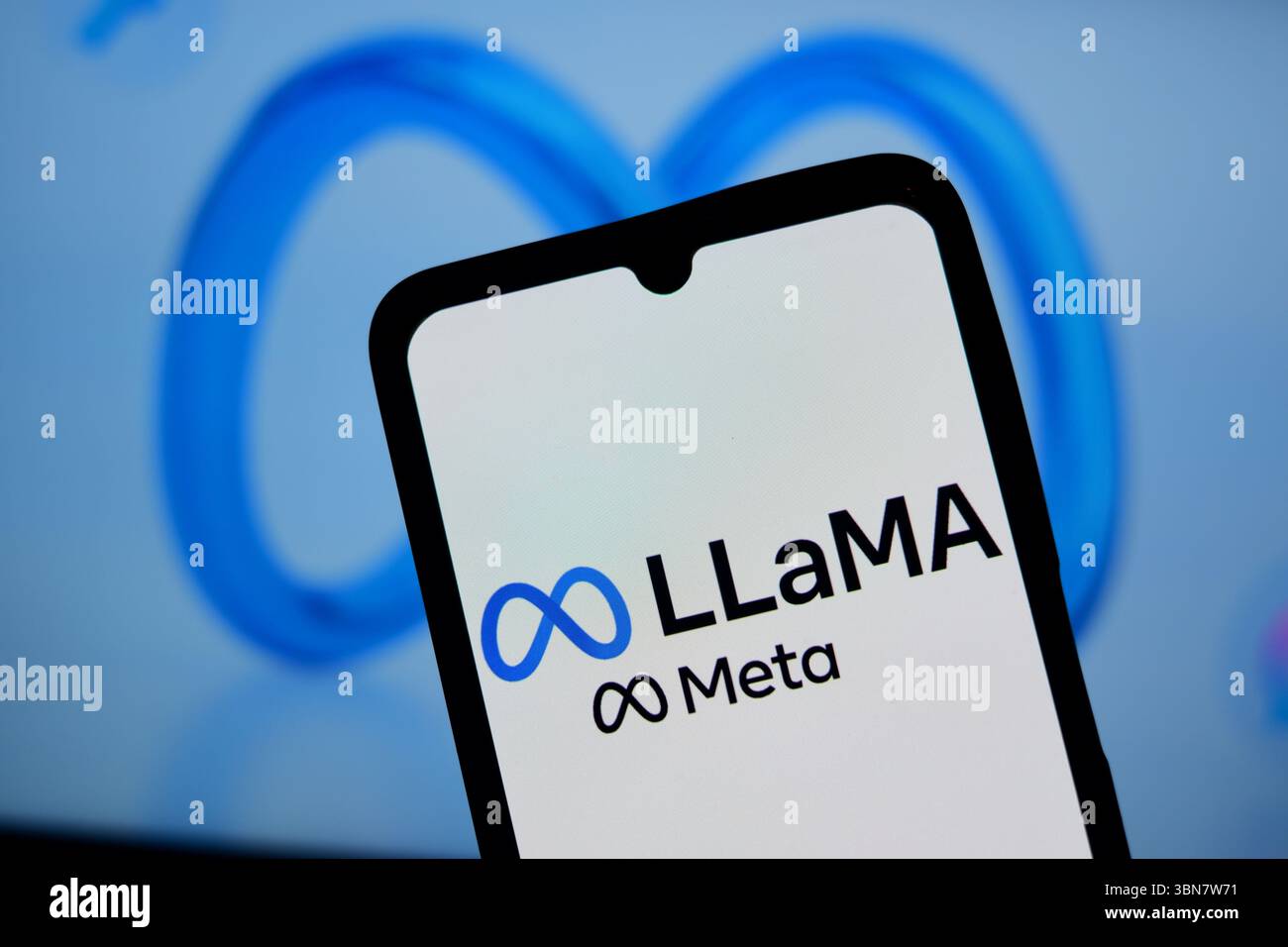 Il logo Llama Meta ai viene visualizzato sullo schermo di un telefono cellulare con il logo Meta sullo sfondo per una foto illustrativa. Foto Stock