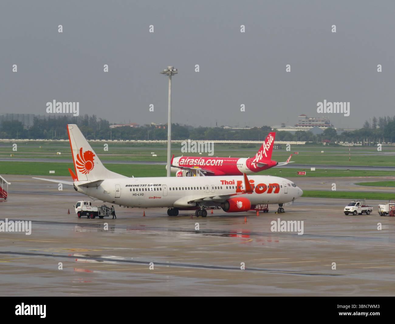 Un taxi aereo Air Asia sull'asfalto all'aeroporto internazionale Don Mueang (DMK) Foto Stock