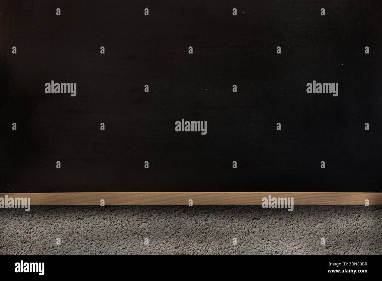 Il design piatto mostra il montaggio su lavagna verde scuro a parete con vassoio in legno sopra il pavimento in moquette Foto Stock