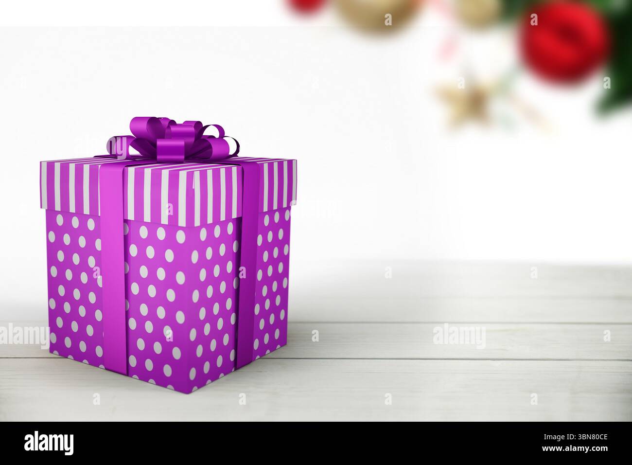 Confezione regalo a pois a righe viola dal design piatto con fiocco a nastro appoggiato sul tavolo e baule sfocate Foto Stock