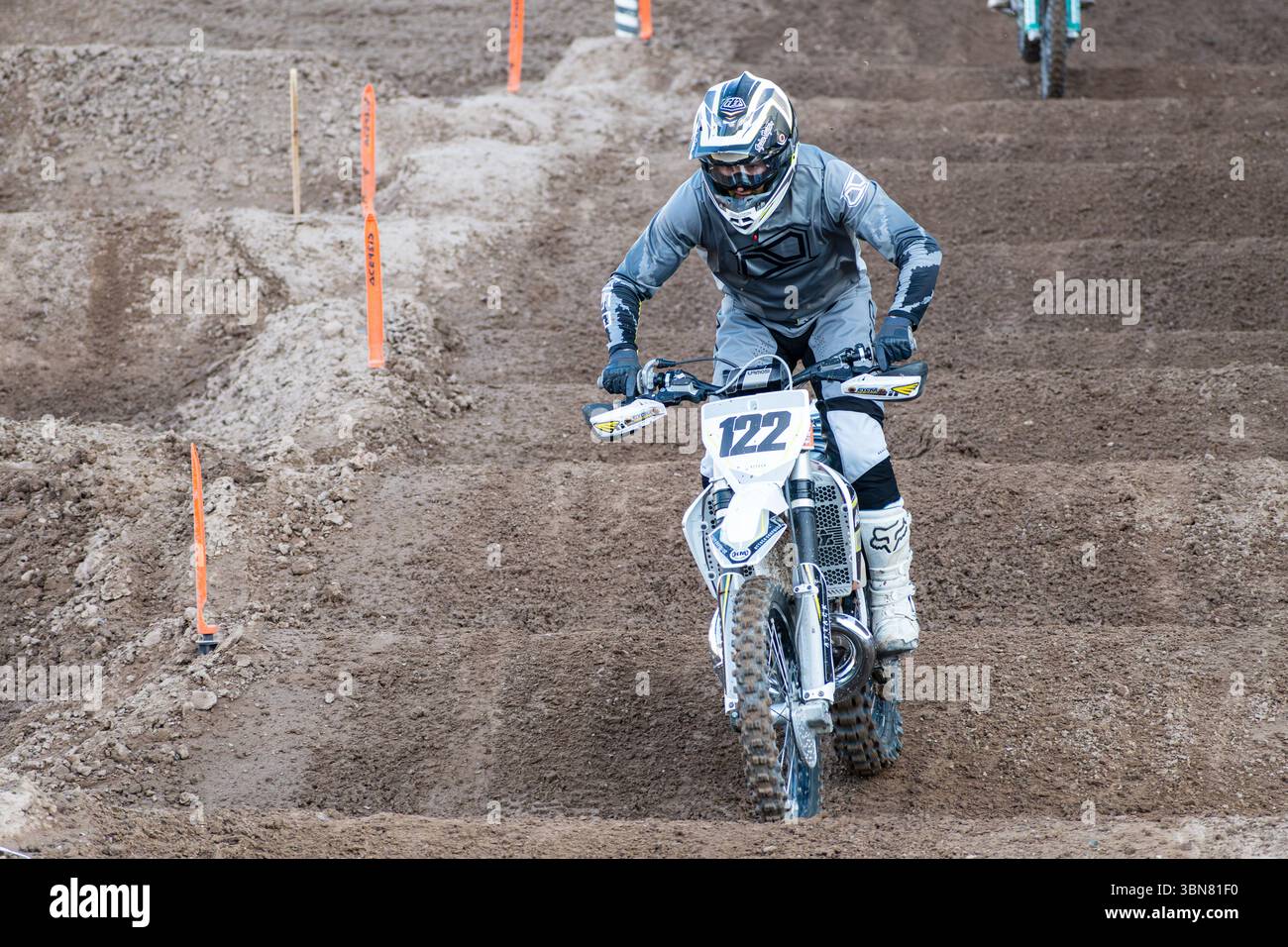 Nephi, Utah – 28 giugno 2025: Un pilota di motocross gareggia durante l'evento Juab Xtreme Racing presso la Juab County Fairgrounds. Foto Stock