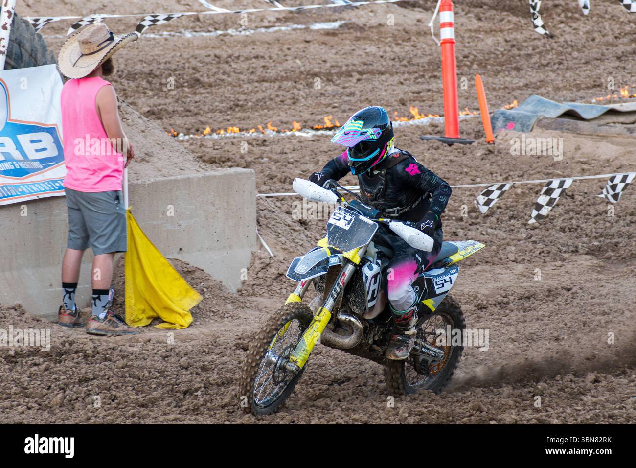Nephi, Utah – 28 giugno 2025: Un pilota di motocross gareggia durante l'evento Juab Xtreme Racing presso la Juab County Fairgrounds. Foto Stock