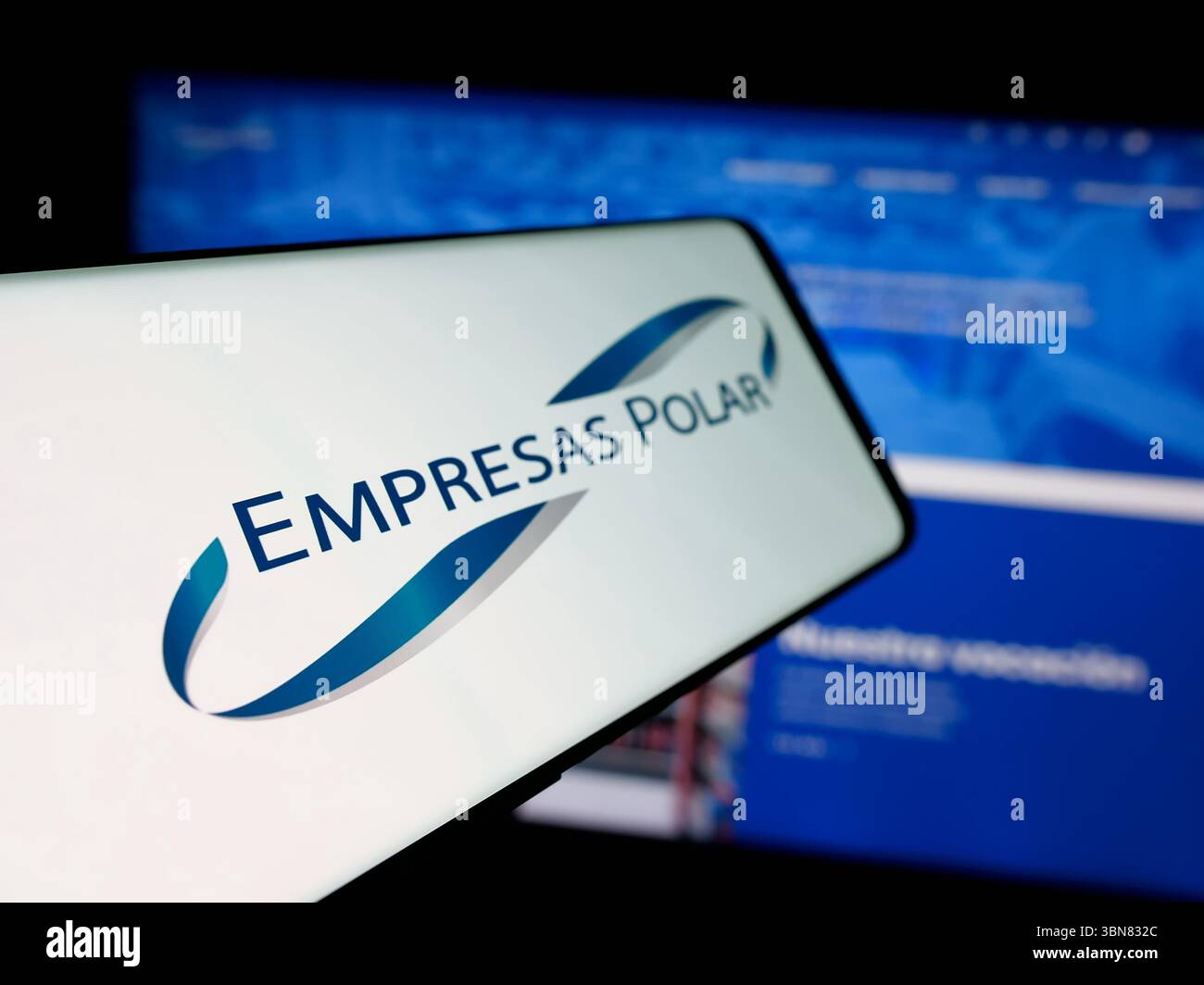 Stoccarda, Germania - 05-06-2025: Smartphone con logo dell'azienda venezuelana di bevande Empresas Polar sullo schermo davanti al sito web. Foto Stock