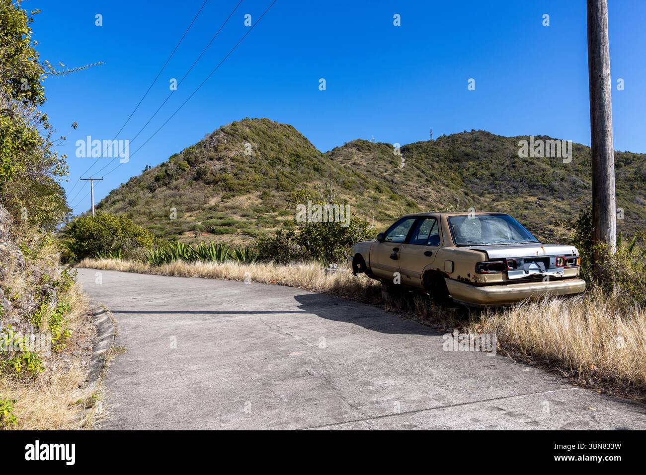 Veicolo abbandonato su una strada a Montserrat, piccole Antille Foto Stock