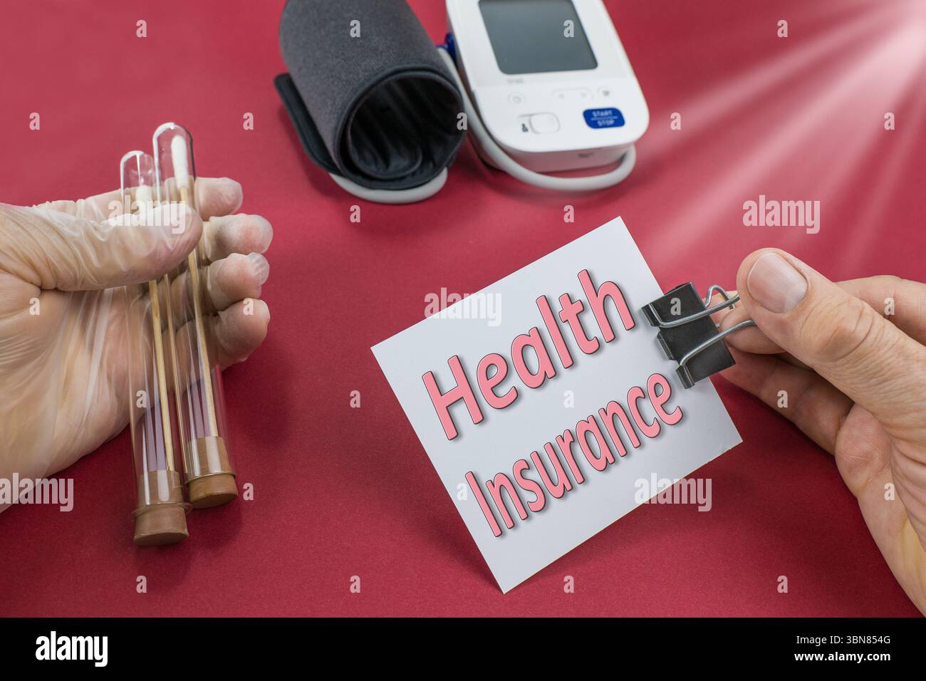 Assicurazione sanitaria. Testo su sfondo rosso Foto Stock