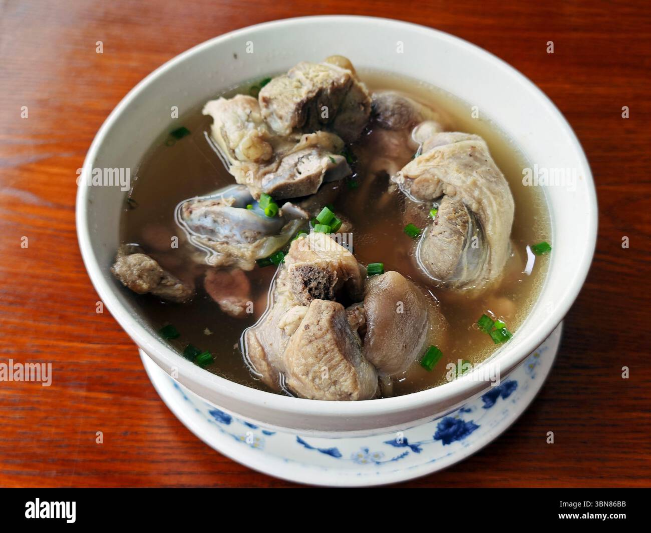 carne di maiale appena cotta nella zuppa nella ciotola per mangiare Foto Stock