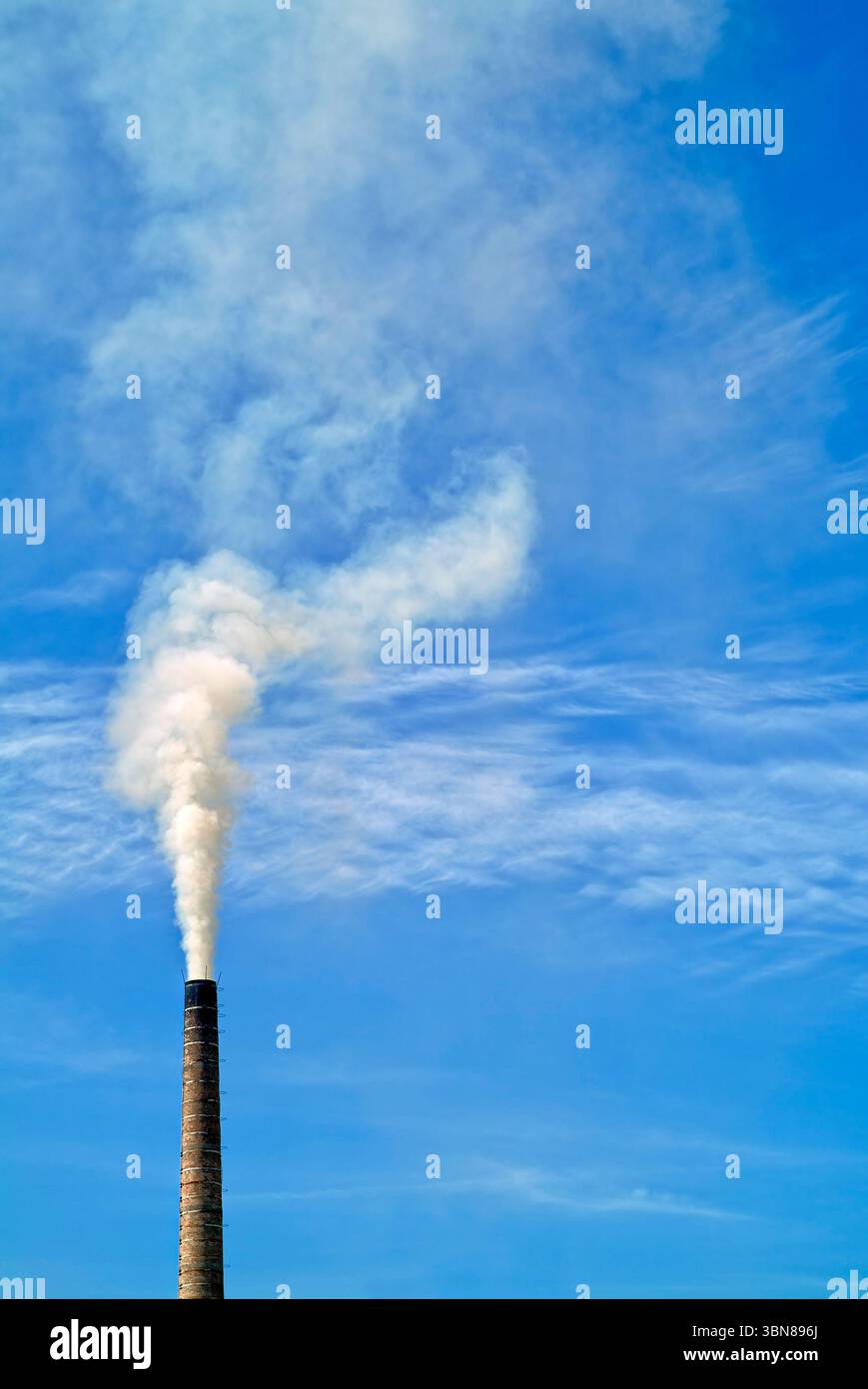 Camino di fabbrica del fumo che pompano l'inquinamento nell'atmosfera, Bosnia Erzegovina, Europa orientale Foto Stock