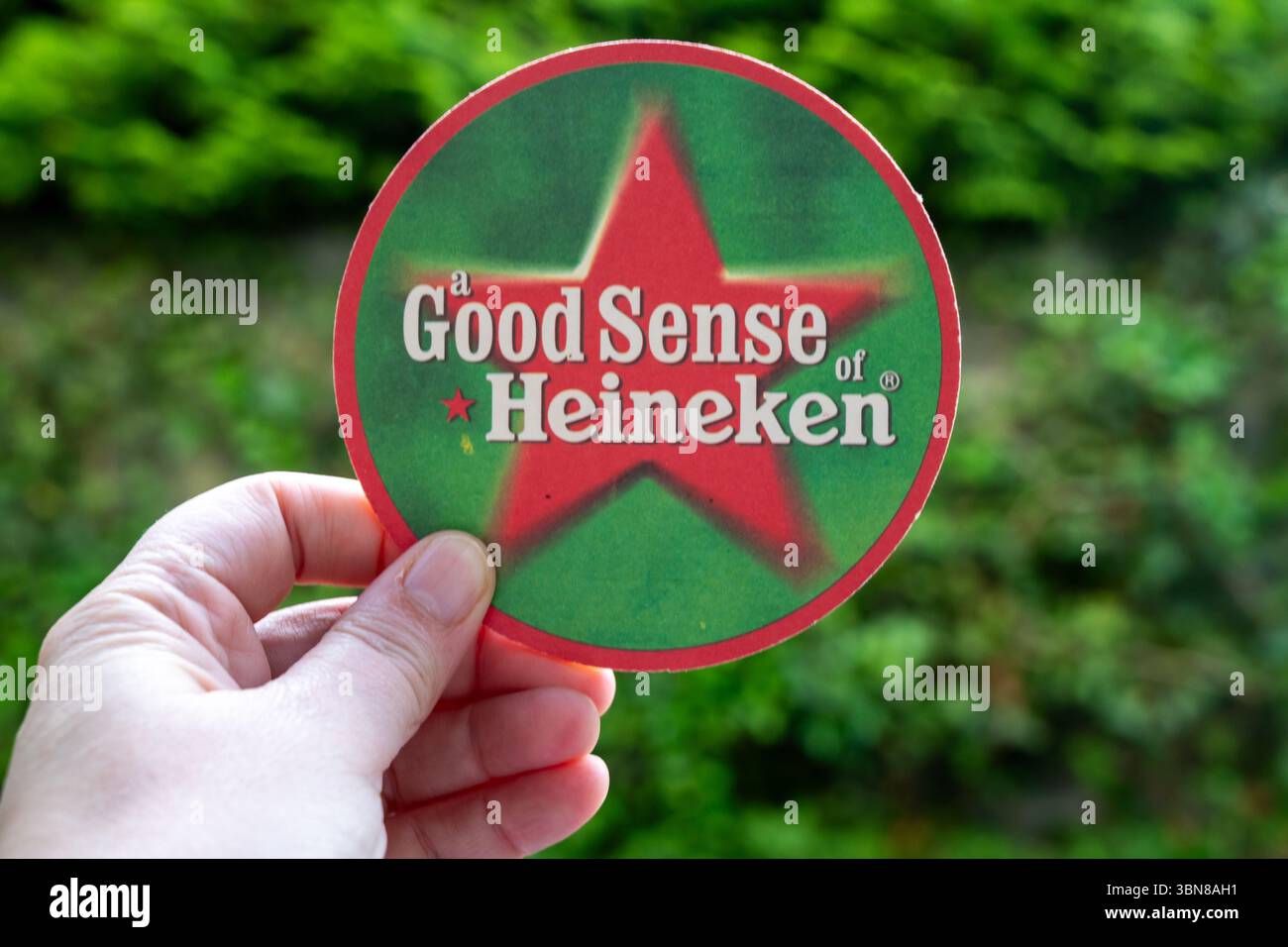 Lublino, Polonia, 26 giugno 2025 le montagne russe vintage Heineken raccolte da un pub Foto Stock