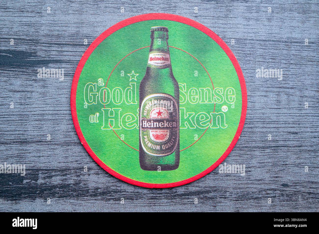 Lublino, Polonia, 26 giugno 2025 le montagne russe vintage Heineken raccolte da un pub Foto Stock