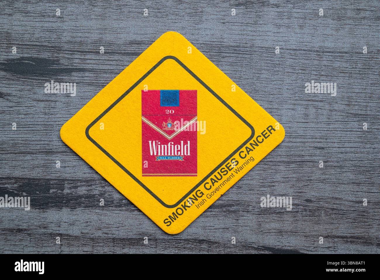 Lublino, Polonia, 26 giugno 2025 montagne russe di sigarette winston vintage raccolte da un pub Foto Stock