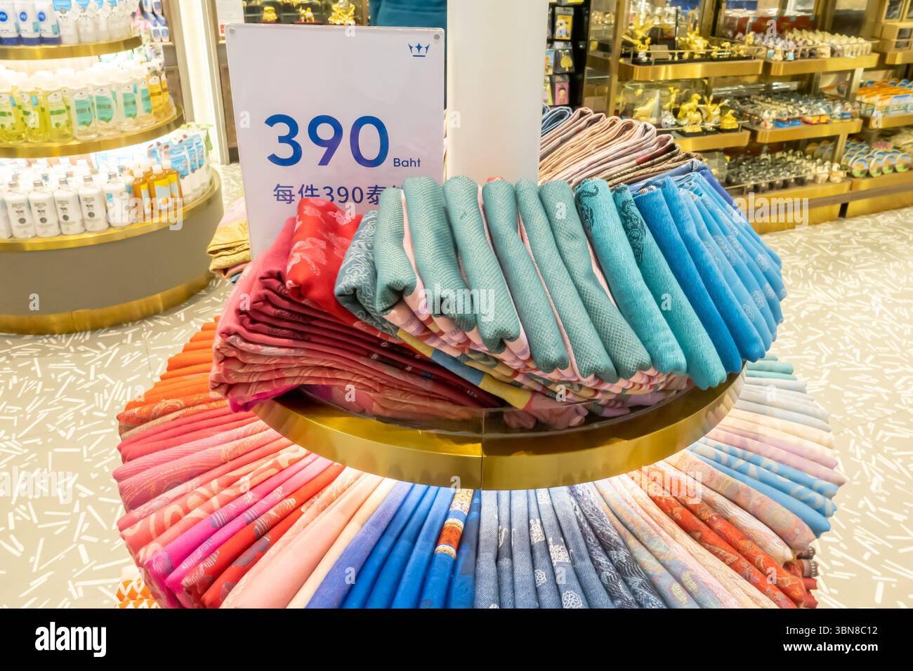 Sciarpe thailandesi colorate in vendita con cartellino prezzi, negozio di articoli da regalo Memories of Thailand all'aeroporto di Bangkok, Thailandia Foto Stock