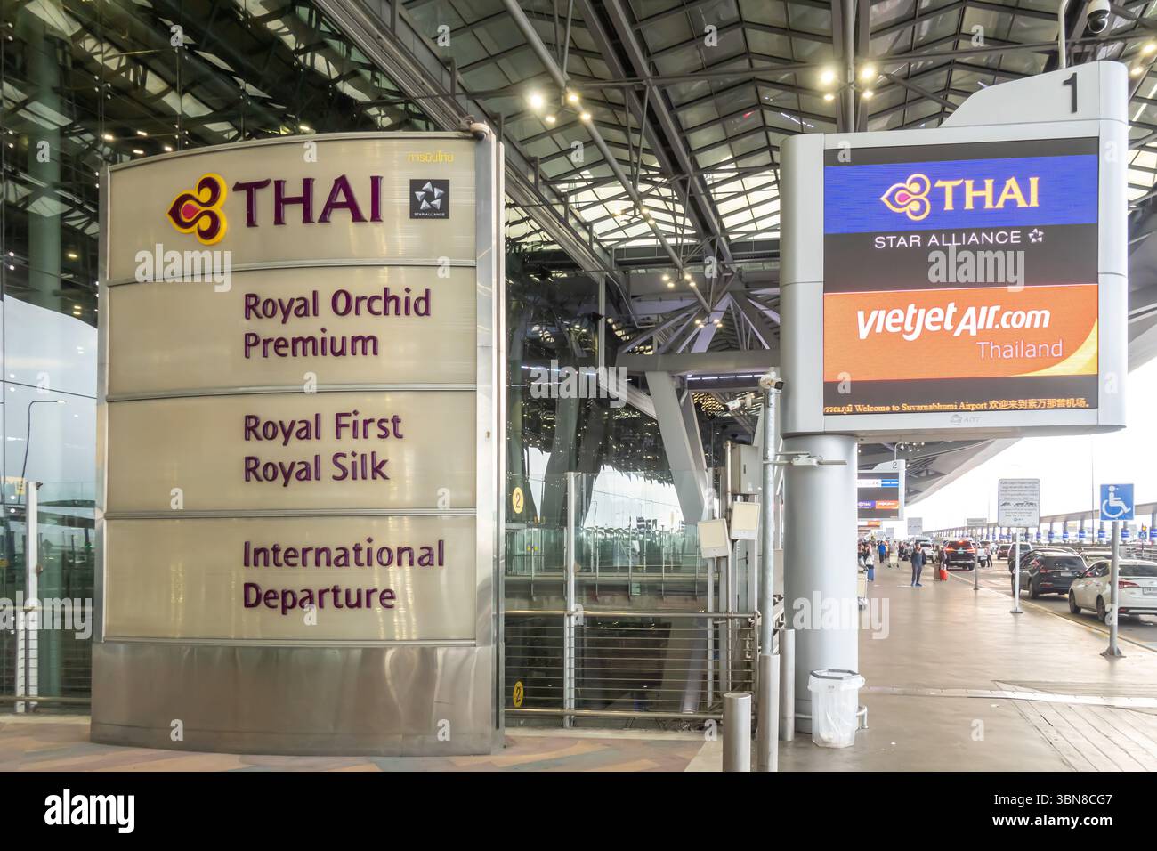 La promozione Thai Airways International si trova all'esterno dell'Aeroporto Suvarnabhumi di Bangkok, Thailandia, all'esterno del terminal delle partenze internazionali Foto Stock