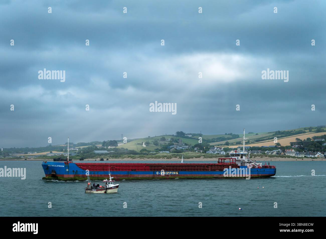Appledore, North Devon - il peschereccio locale di Appledores, il Syrene Skye, è oscurato dalla nave cargo RDJ Waalstroom mentre lascia il fiume Torridge Foto Stock