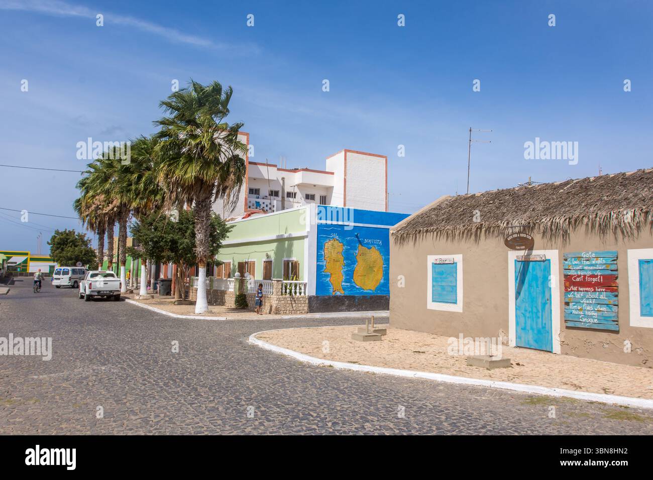 Strada colorata a Palmeira, isola di Sal Foto Stock