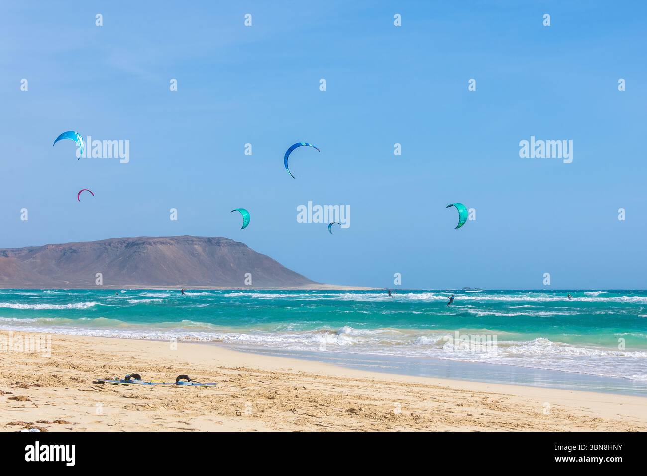 Kitesurfers Riding the Waves a Kite Beach - Sal Island, Capo Verde Foto Stock