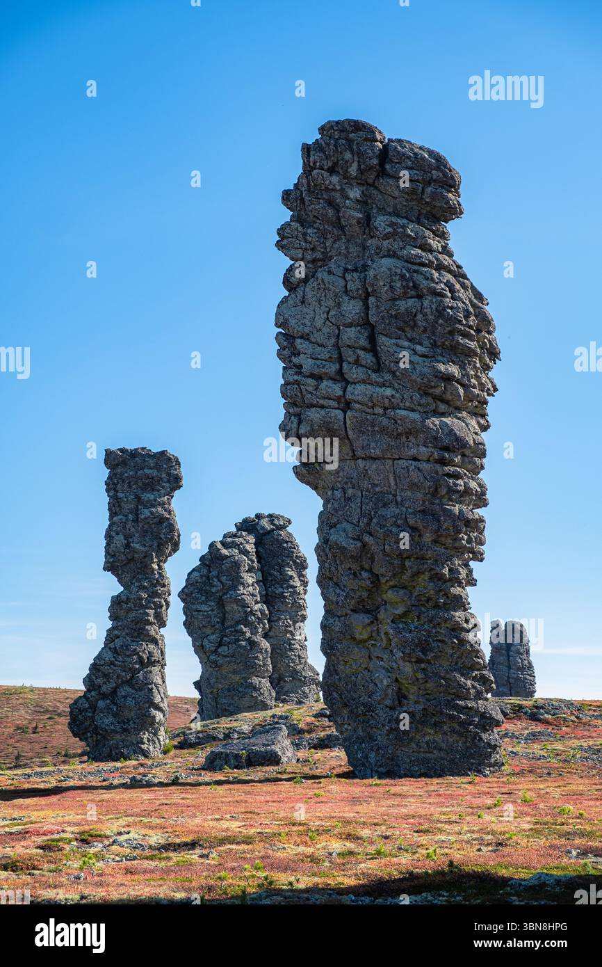 Sette postazioni, note come formazioni rocciose manpupuner o sette uomini forti, sorgono sull'altopiano man-pupu-ner nelle montagne urali settentrionali sotto un cielo azzurro Foto Stock