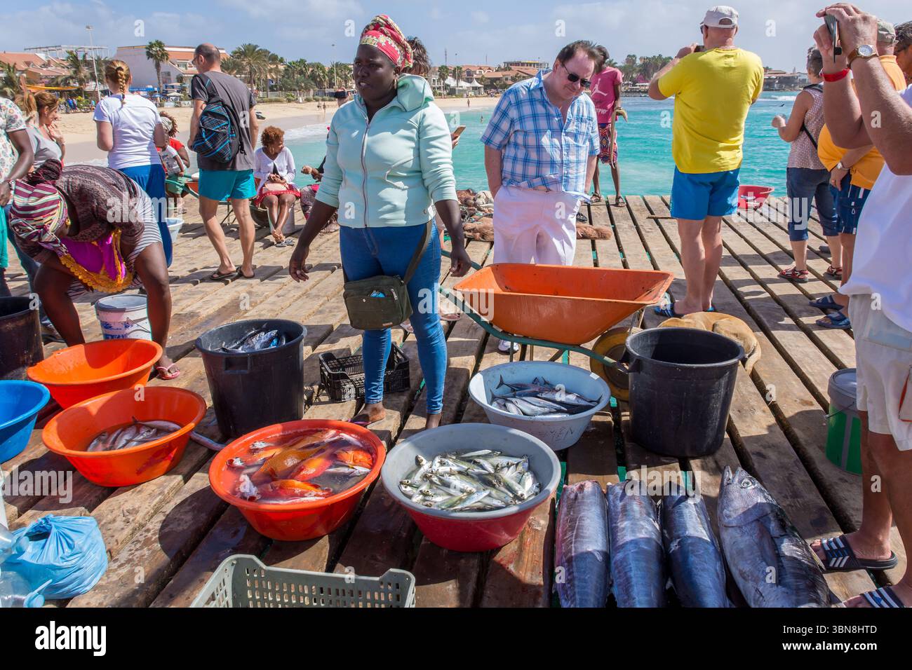 Mercato del pesce fresco al molo di Santa Maria, isola di Sal Foto Stock