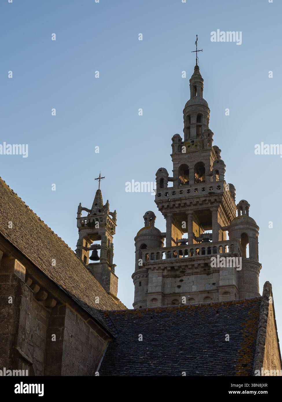 La luce dorata al tramonto illumina l'ornato campanile rinascimentale della chiesa di Notre-Dame-de-Croaz-Batz. Foto Stock