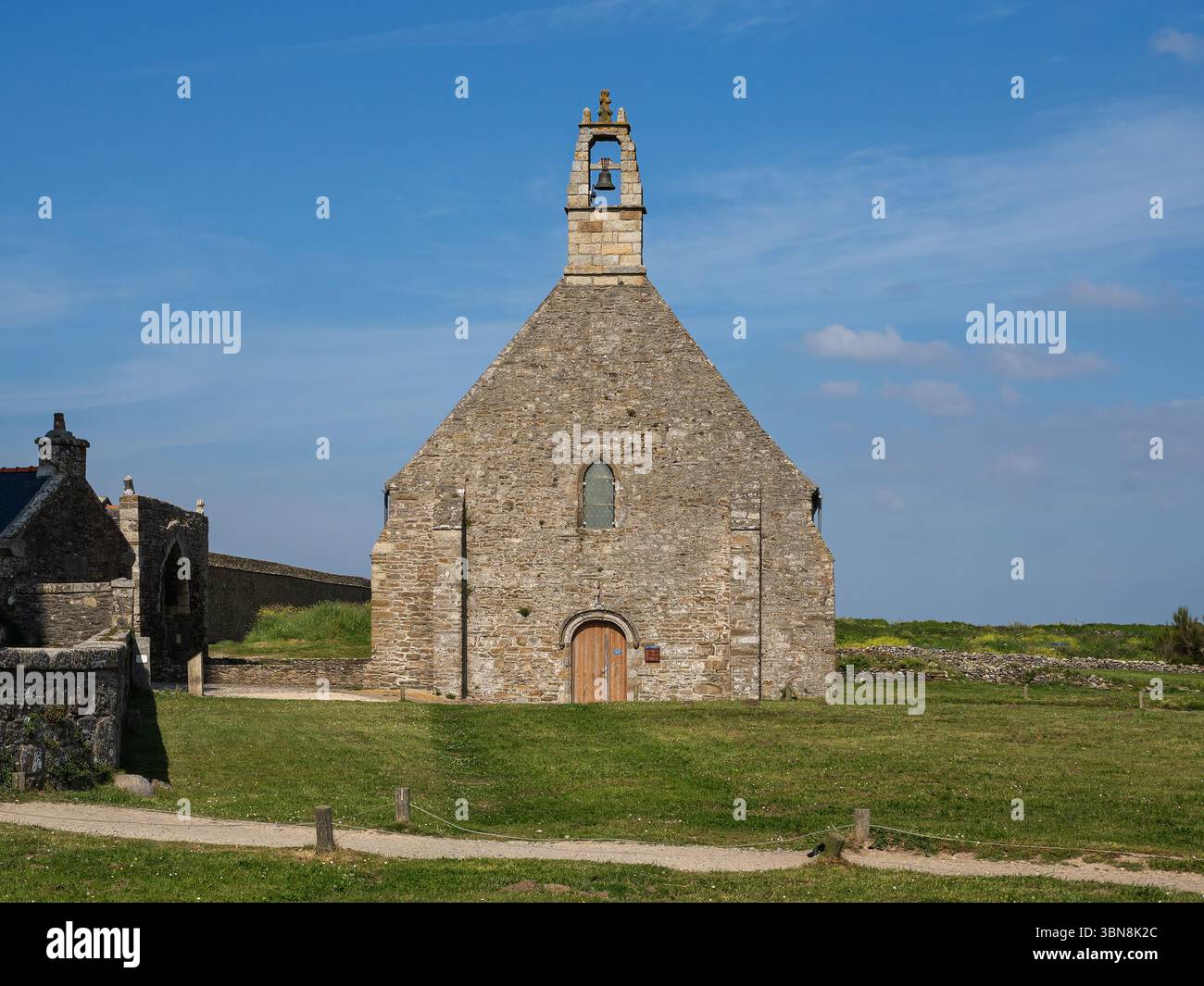 Vista frontale della semplice navata in pietra e della campana cote della cappella di Notre-Dame-de-Grâce, situata su Saint-Mathieu Point. Foto Stock