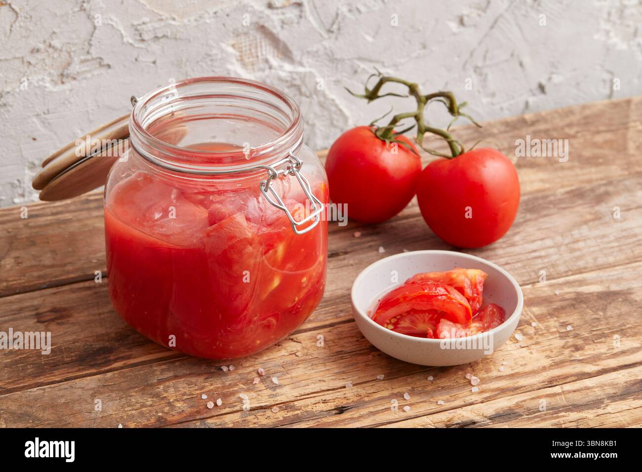 Sugo di pomodoro o gazpacho in un vasetto di conservazione, una riserva vegana estiva Foto Stock