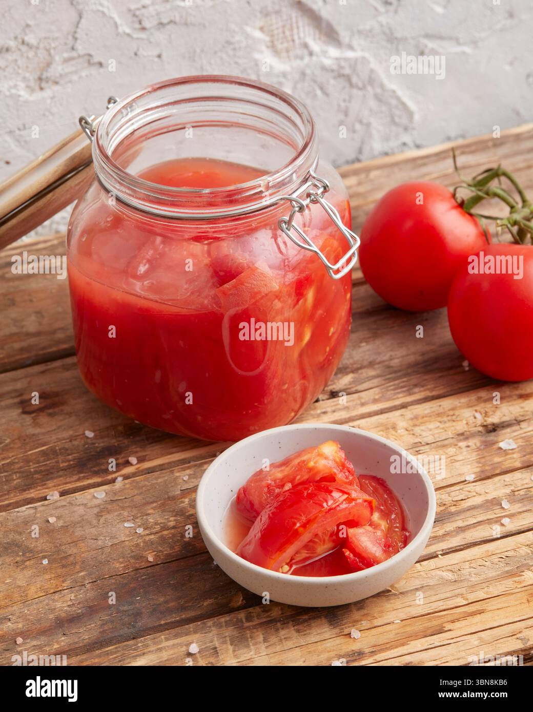 Sugo di pomodoro o gazpacho in un vasetto di conservazione, una riserva vegana estiva Foto Stock