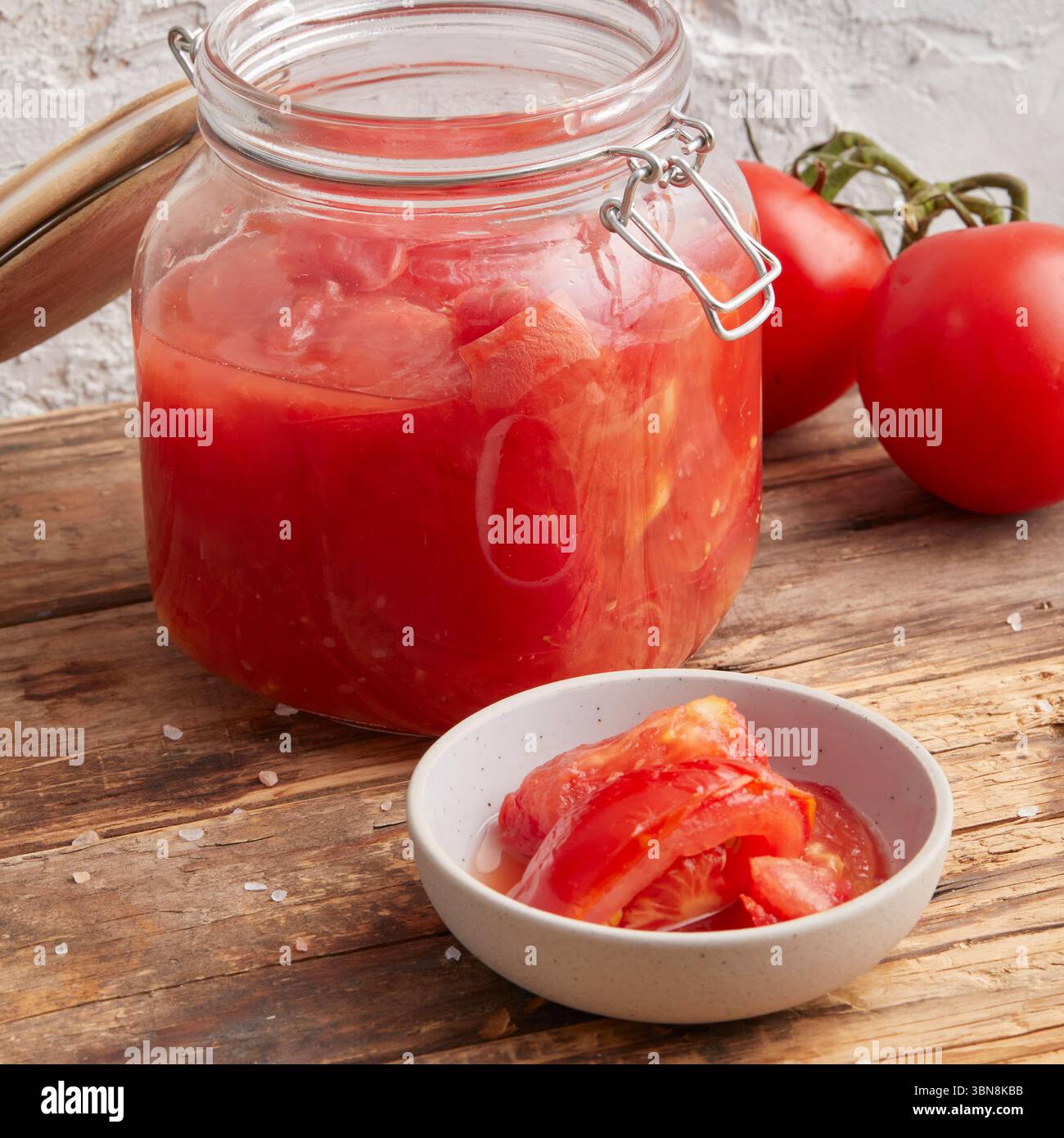 Sugo di pomodoro o gazpacho in un vasetto di conservazione, una riserva vegana estiva Foto Stock