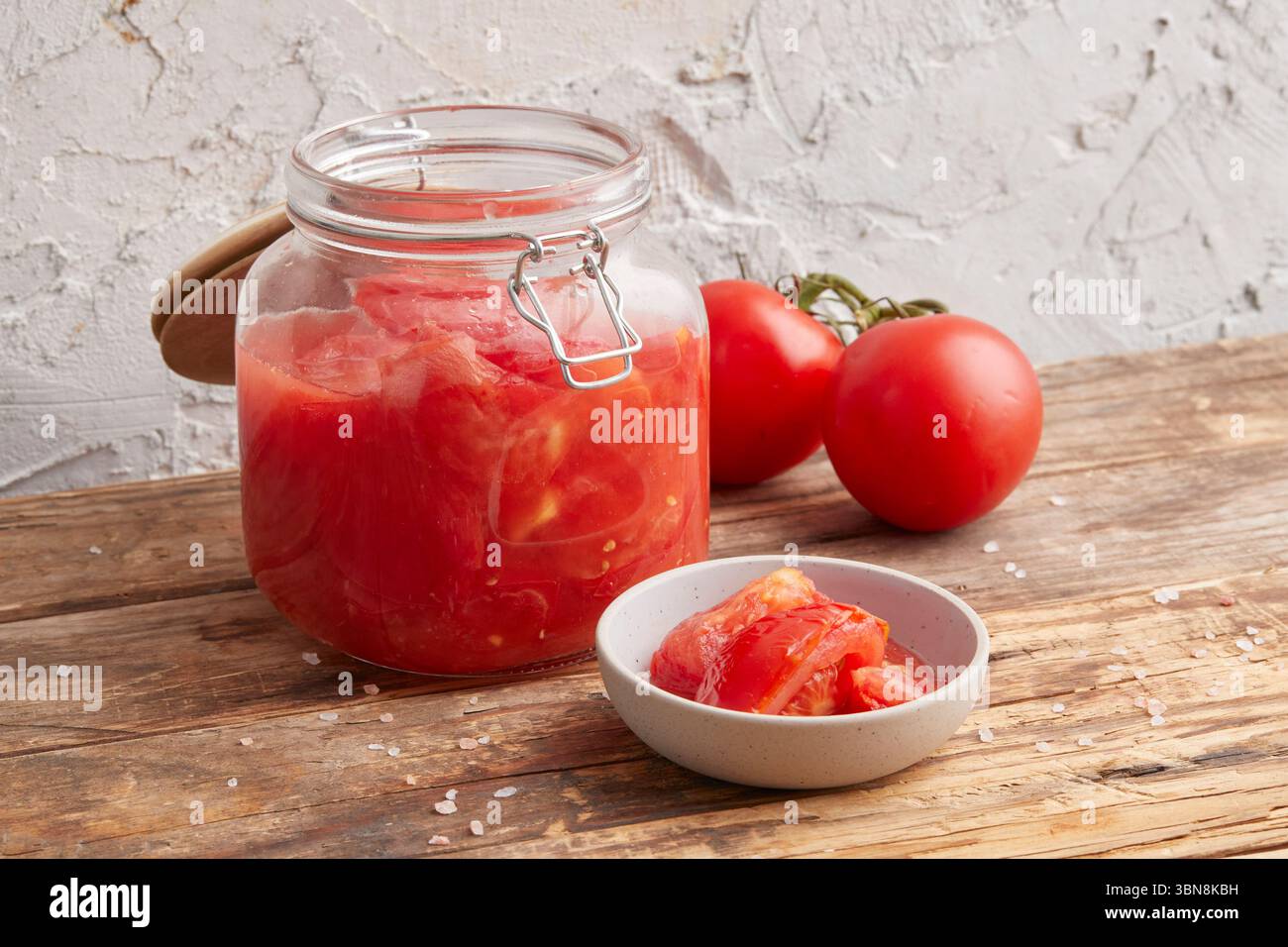 Sugo di pomodoro o gazpacho in un vasetto di conservazione, una riserva vegana estiva Foto Stock