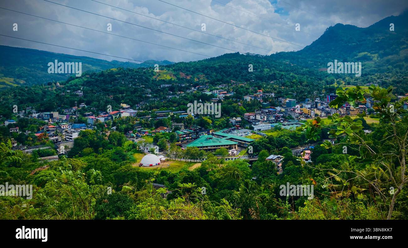 Una splendida vista aerea della città di Balangoda nello Sri Lanka, immersa nel verde lussureggiante, circondata da montagne, catturando la bellezza della natura e l'armonia urbana Foto Stock