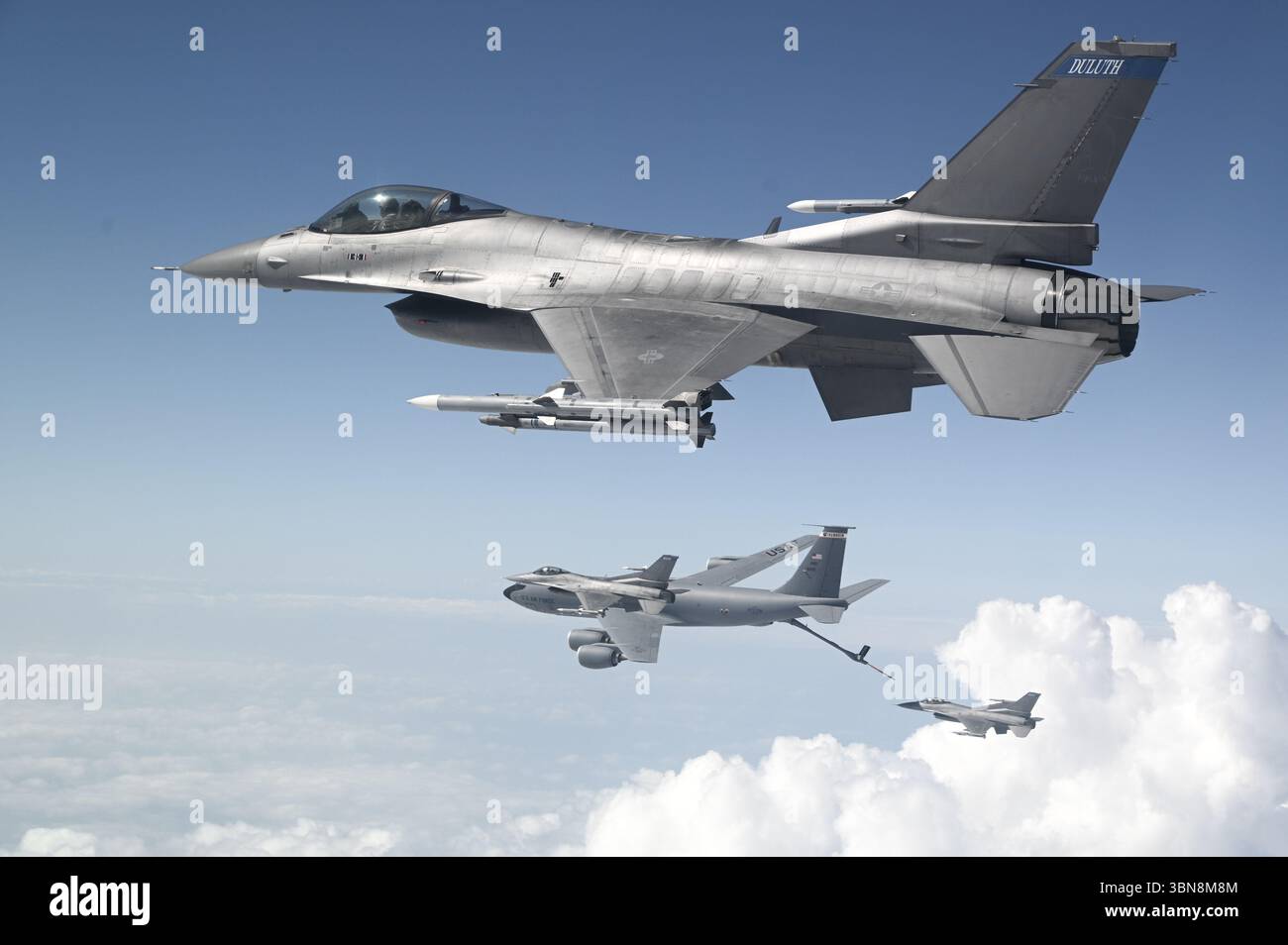 Un KC-135 Stratotanker della Wisconsin Air National Guard rifornisce gli F-16 Fighting Falcons del 148th Fighter Wing di Duluth, Minn. 23 giugno 2025. Foto Stock
