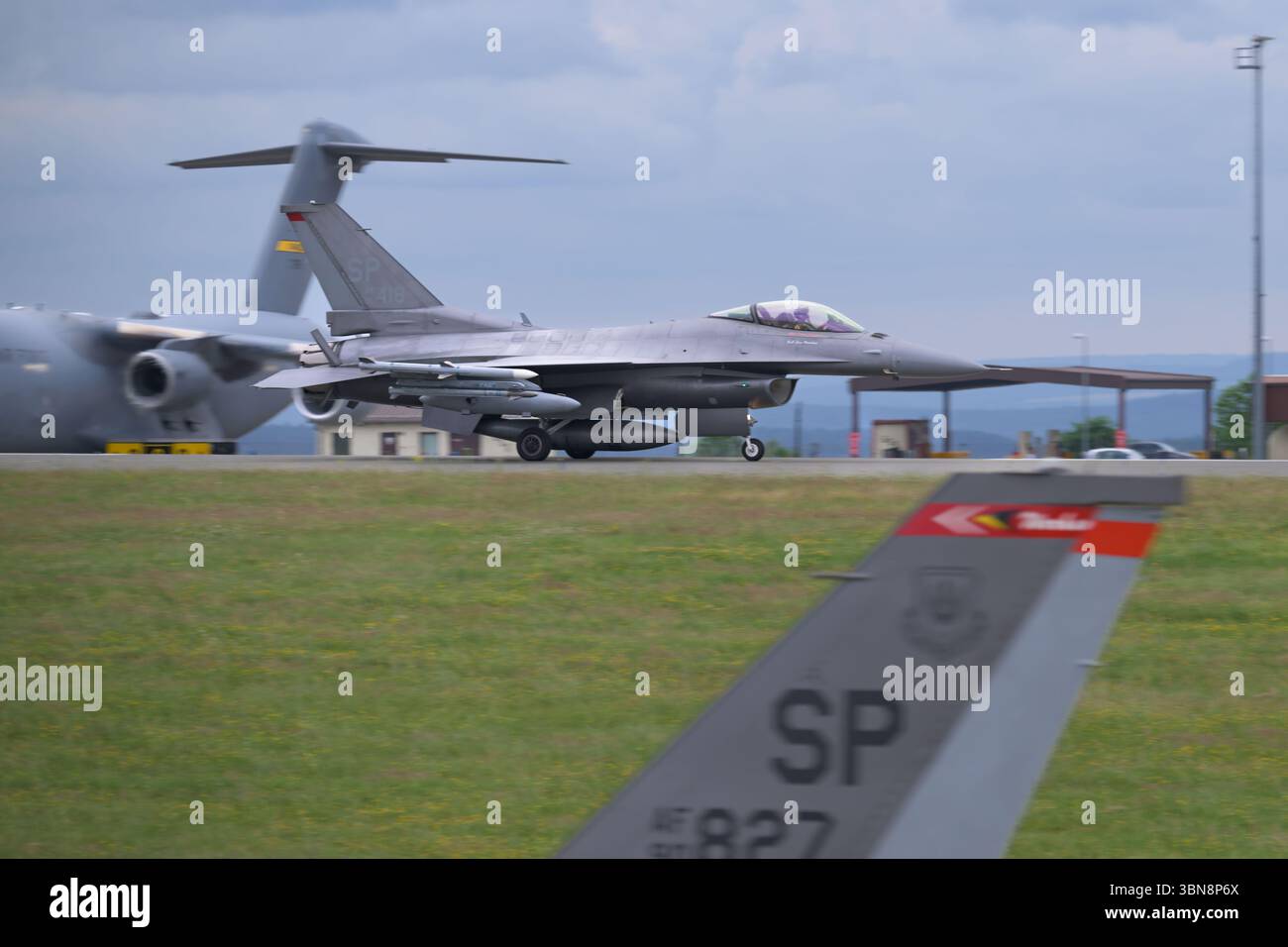Gli F-16 Fighting Falcon della U.S. Air Force assegnati al 480th Fighter Squadron atterrano sulla pista dopo un'importante revisione del sistema di illuminazione della pista a Spang Foto Stock