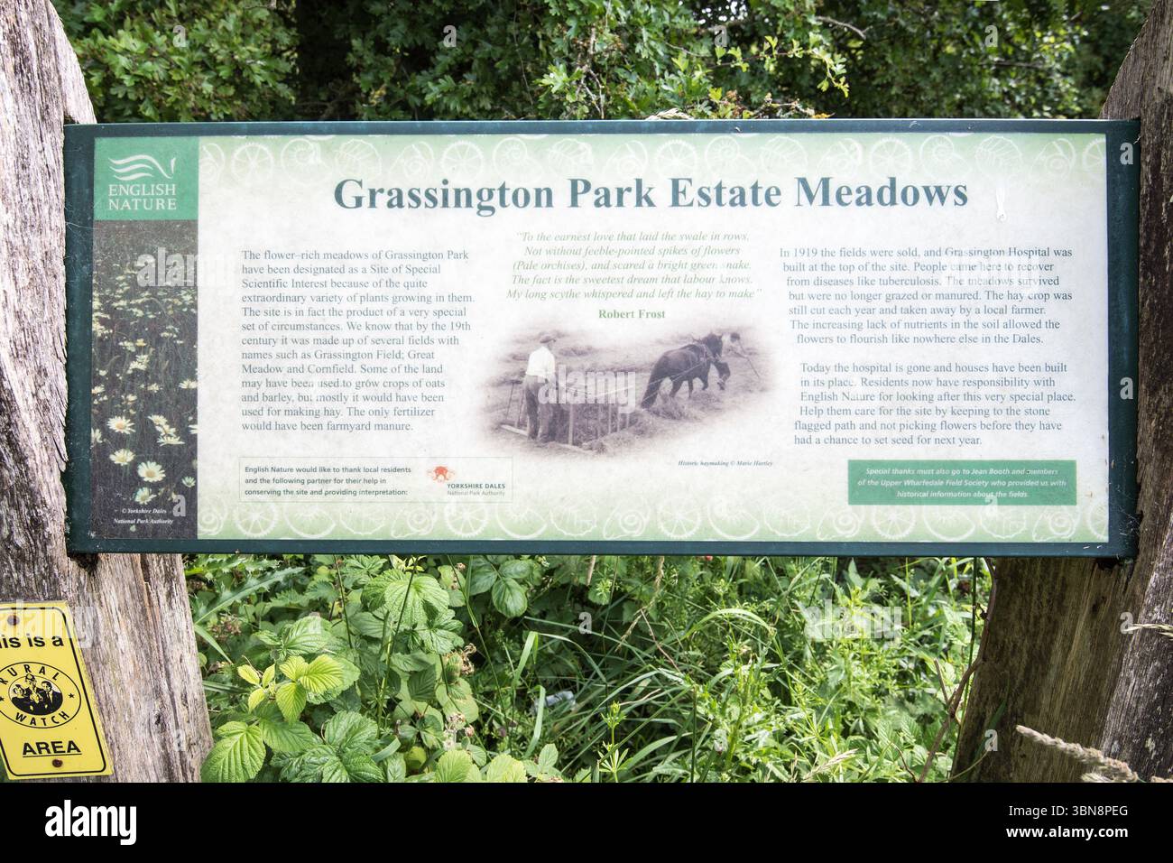 Grassington Park Estate Meadows segnaletica ad entrambe le estremità di questa SSSI ricca di specie biodiverse nei terreni dell'ex ospedale. Foto Stock