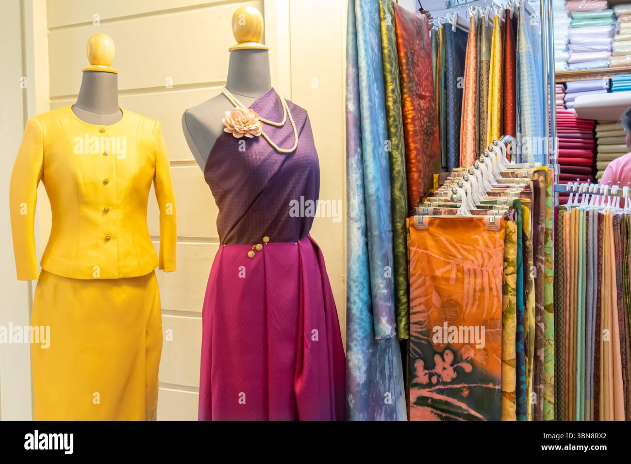 Tradizionale abito da donna tailandese o chut thai in mostra nel grande magazzino Old Siam Plaza di Bangkok, Thailandia Foto Stock