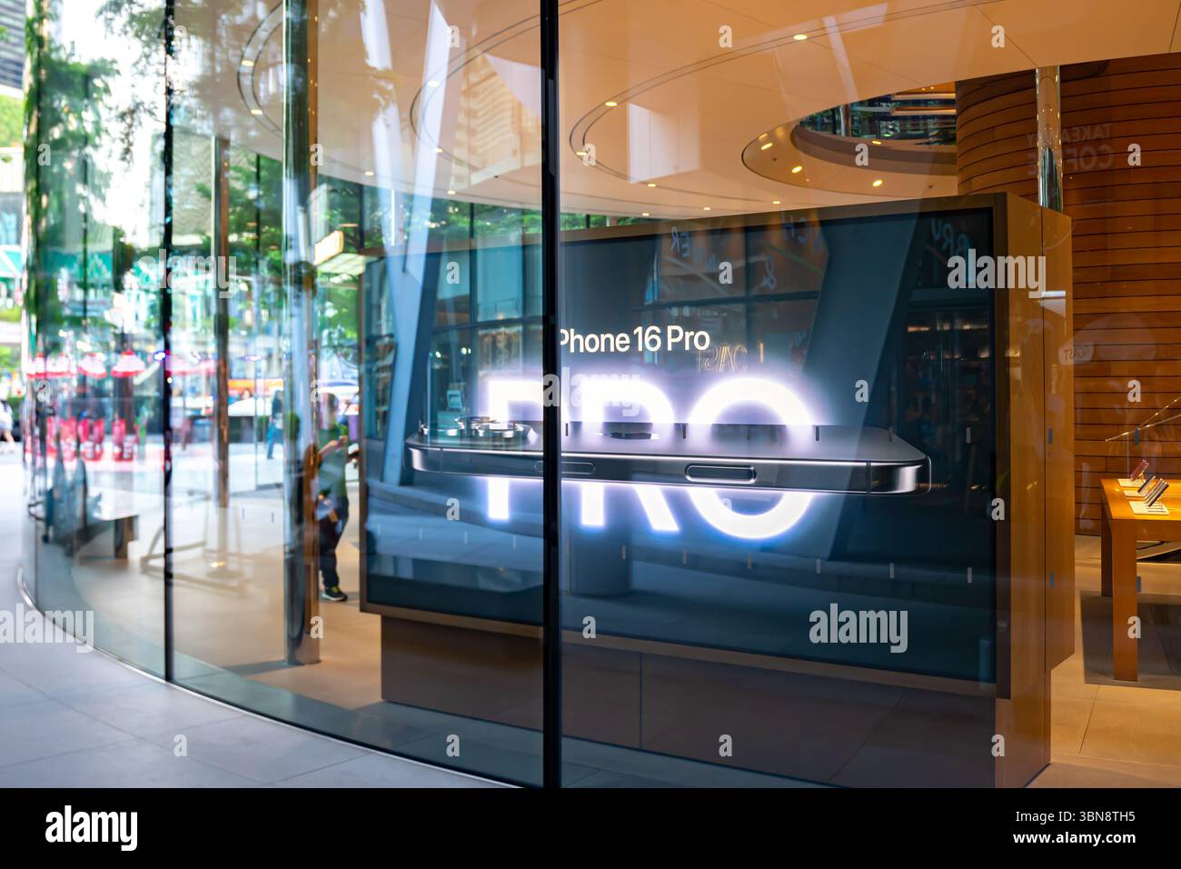 Promozione pro iPhone 16, Apple Central World, Bangkok, Thailandia Foto Stock