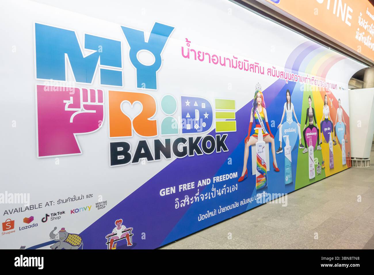 Cartellone pubblicitario Mistine Lady Care Intimate Feminine Cleanser presso la stazione ferroviaria durante il Bangkok Pride Festival 2025, 'Gen free and Freedom' Foto Stock