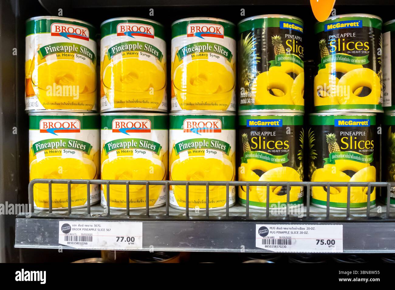 Ananas McGarrett, lattine di ananas Brook, Gourmet Market, Siam Paragon, Pathum Wan, Bangkok, Thailandia Foto Stock