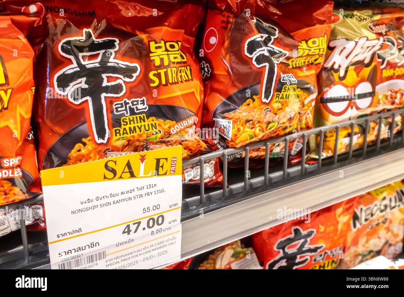 Gli spaghetti istantanei Nongshim Shin Ramyun Stir Fry sono in vendita in un supermercato. Mercato gourmet, Siam Paragon, Pathum Wan, Bangkok, Thailandia Foto Stock