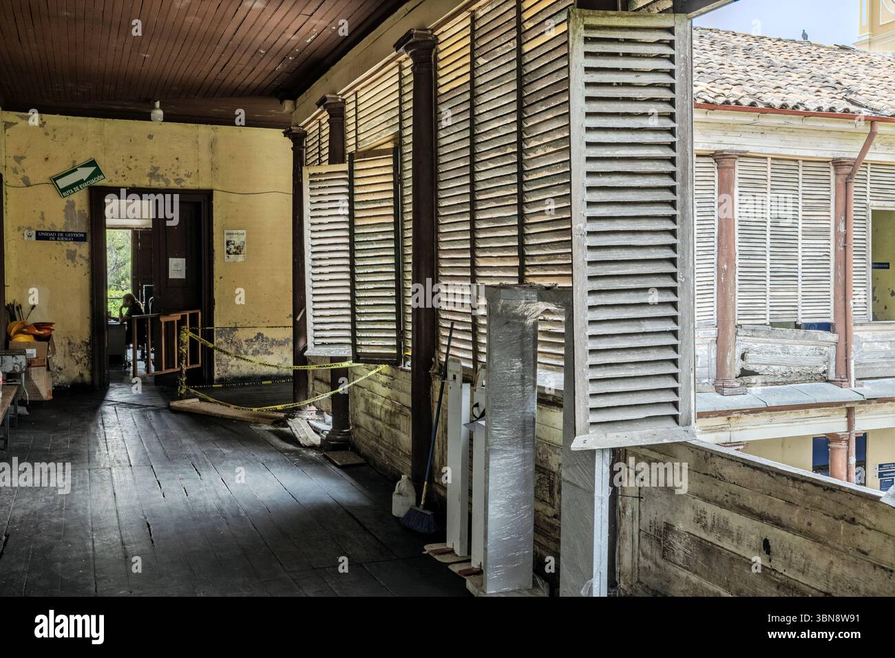 Interno del municipio, finestre con feritoie per mantenere fresco l'edificio, Santa Ana, El Salvador Foto Stock