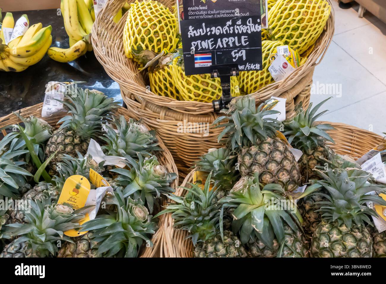Esposizione di ananas in cesti, mercato gourmet, Siam Paragon, Pathum Wan, Bangkok, Thailandia Foto Stock