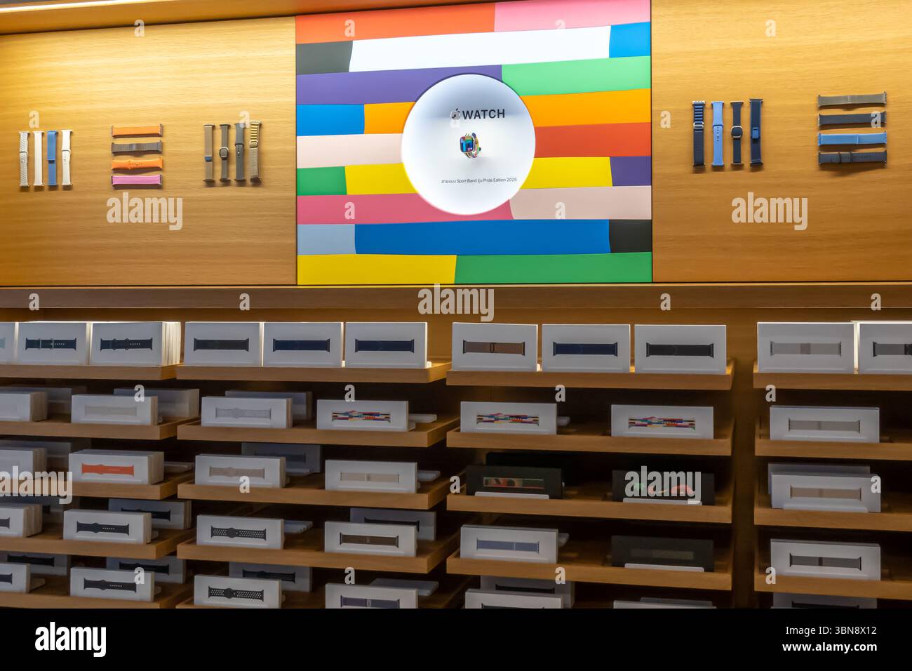 Un'esposizione ben organizzata di bande e scatole Apple Watch in un negozio, Apple store, Iconsiam Mall, Bangkok Thailandia Foto Stock