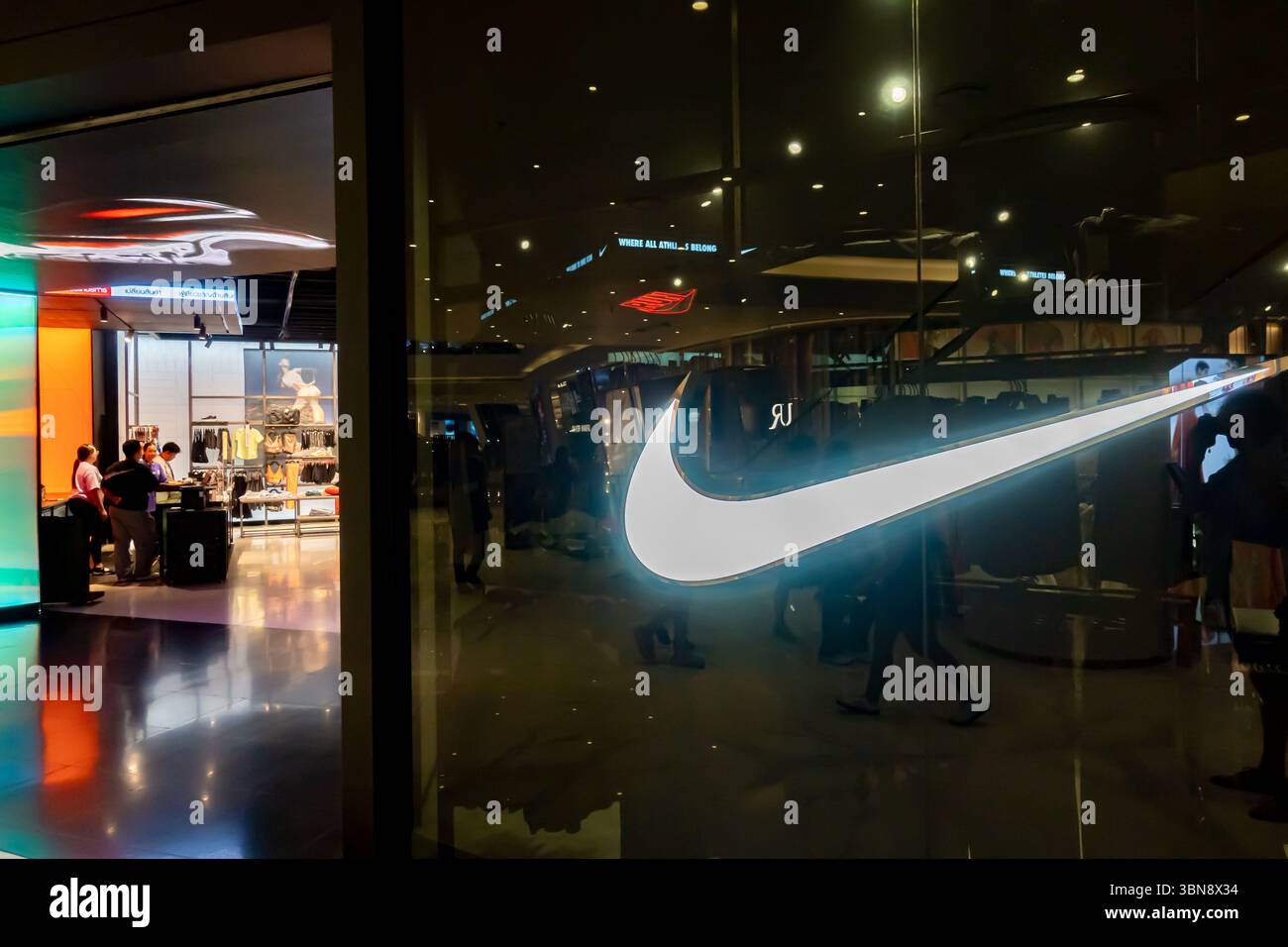 Interno di un Nike Store con un grande logo Nike Swoosh in evidenza, Iconsiam Mall, Bangkok Thailandia Foto Stock
