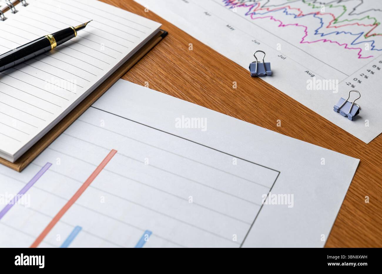 Grafici e grafici finanziari con quaderno sul tavolo. Analisi aziendale, pianificazione finanziaria, report sullo stato, concetto di interpretazione dei dati. Foto Stock