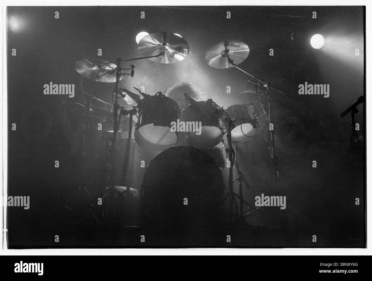 JOEY GOLD, LOVE/HATE, CLASSIC LINE UP, 1992: Il batterista Joey Gold della rock band americana Love/Hate suona dal vivo alla Cardiff University il 15 aprile 1992. Fotografia: Rob Watkins. INFO: Love/Hate, una band hard rock americana di Los Angeles, emerse alla fine degli anni '1980 con un suono grintoso e squallido. Il loro debutto nel 1990 Blackout nella Red Room ha ottenuto lo status di culto, mescolando l'energia del glam metal con l'attitudine e il bordo grezzi e senza scrupoli. Foto Stock
