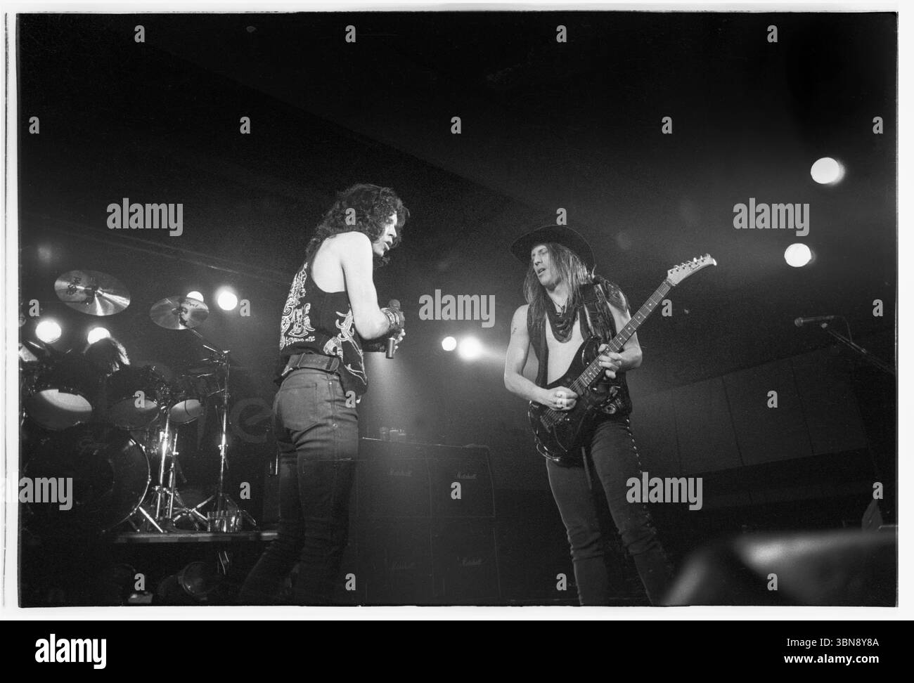 JON E. LOVE, JIZZY PEARL, LOVE/HATE, FORMAZIONE CLASSICA, 1992: Chitarrista Jon E. Love e Jizzy Pearl – vero nome Jim Wilkinson – cantante della rock band americana Love/Hate che suona dal vivo alla Cardiff University il 15 aprile 1992. Fotografia: Rob Watkins. INFO: Love/Hate, una band hard rock americana di Los Angeles, emerse alla fine degli anni '1980 con un suono grintoso e squallido. Il loro debutto nel 1990 Blackout nella Red Room ha ottenuto lo status di culto, mescolando l'energia del glam metal con l'attitudine e il bordo grezzi e senza scrupoli. Foto Stock