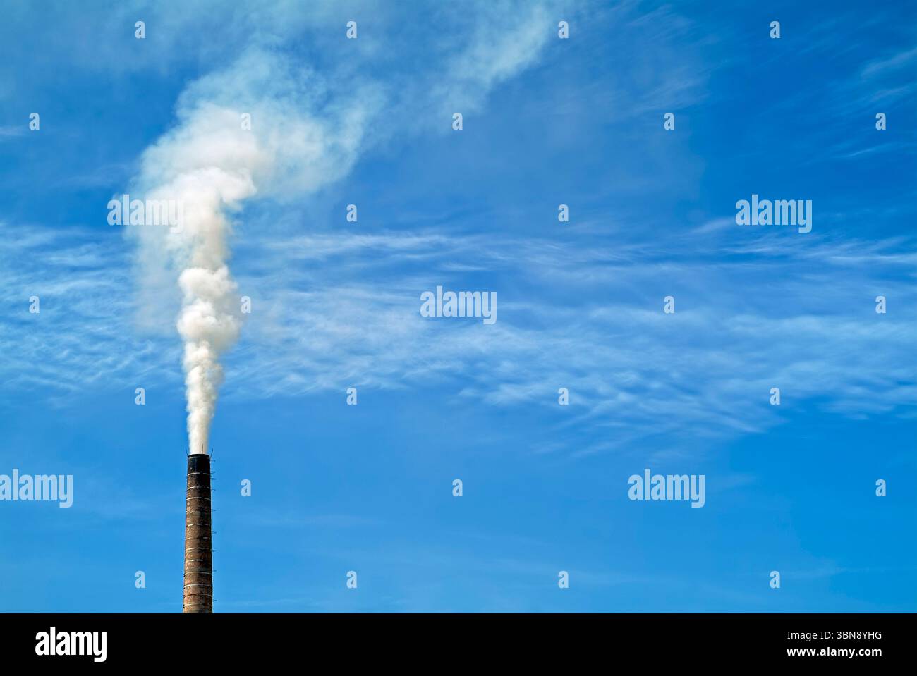Camino di fabbrica del fumo che pompano l'inquinamento nell'atmosfera, Bosnia Erzegovina, Europa orientale Foto Stock