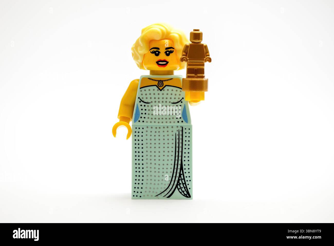 Una minifigura di un'attrice che detiene un premio come un Oscar Foto Stock