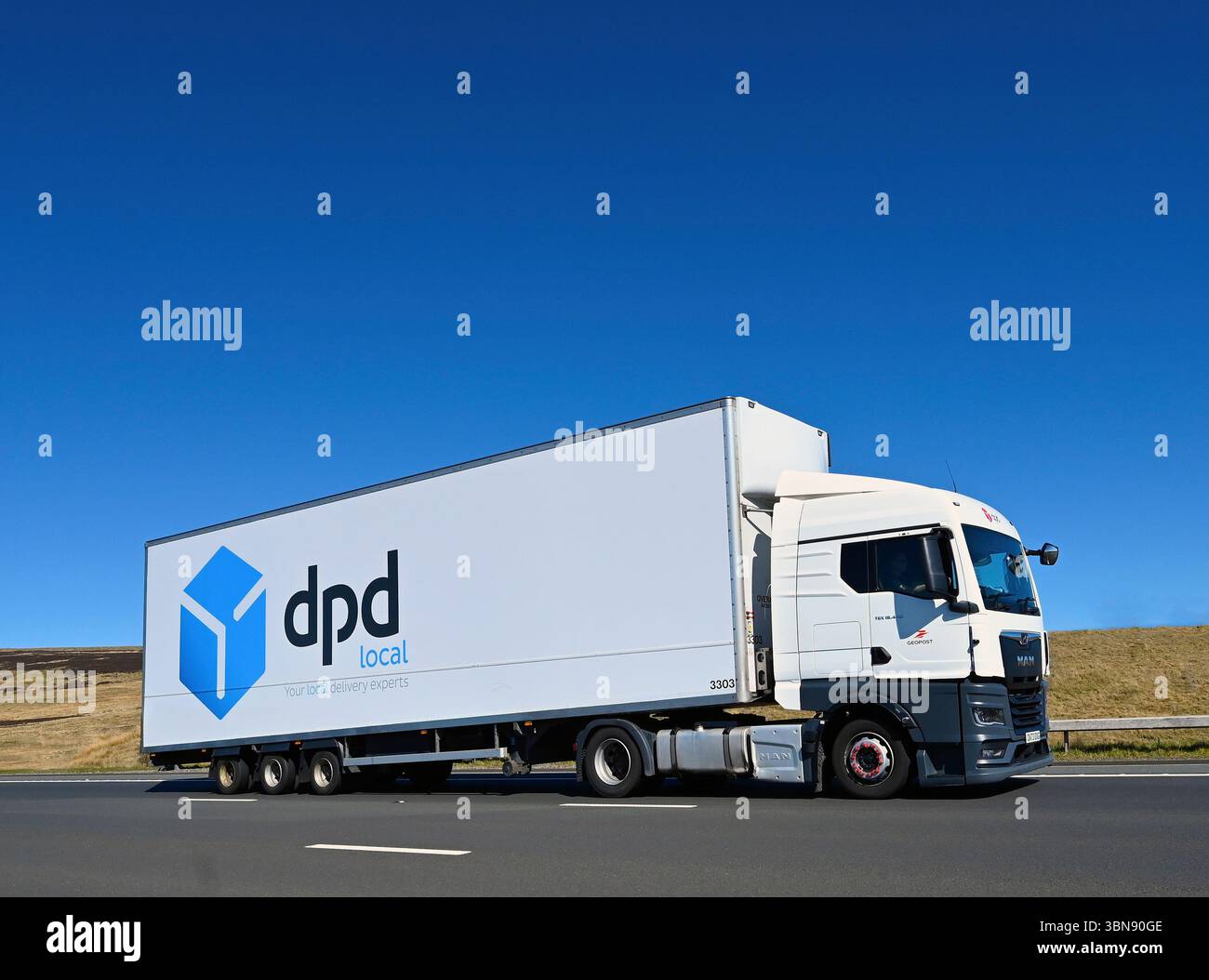DPD Local U.K. Limited HGV, che viaggia a velocità sostenuta sulla M6 Motorway Southbound Carriway, Shap, Cumbria, Inghilterra, Regno Unito, Europa. Foto Stock